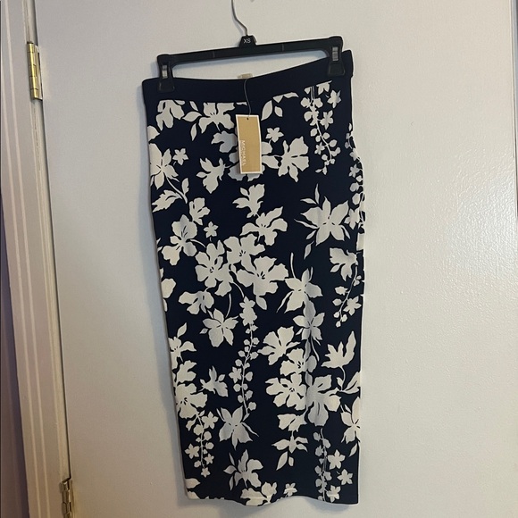 NWT Michael Kors Navy and White Floral Top - Picture 3 of 8